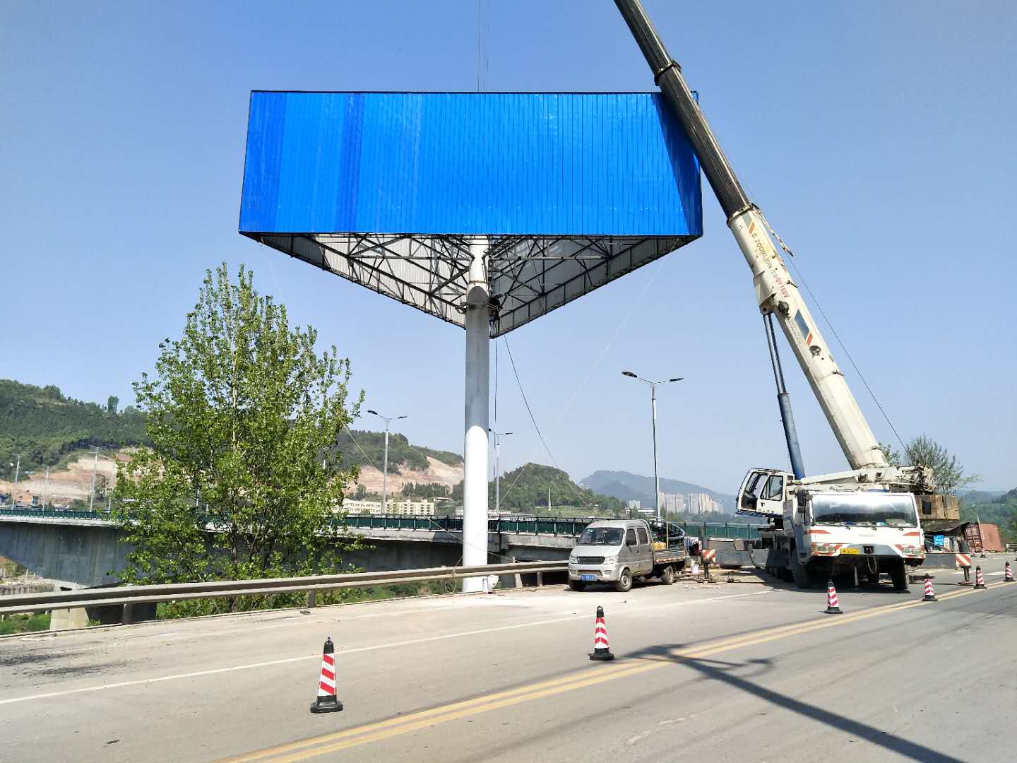 巴中市平昌县星光大桥三面广告牌